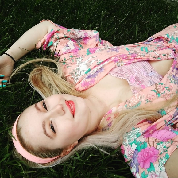 ☁️Meet Your Seller☁️ - Picture 2 of 4